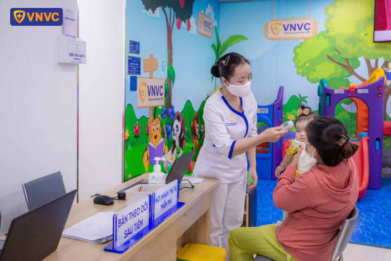 kiểm tra nhiệt độ của trẻ sau tiêm vắc xin