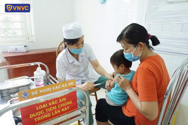 trẻ tiêm vắc xin trong chương trình tiêm chủng mở rộng