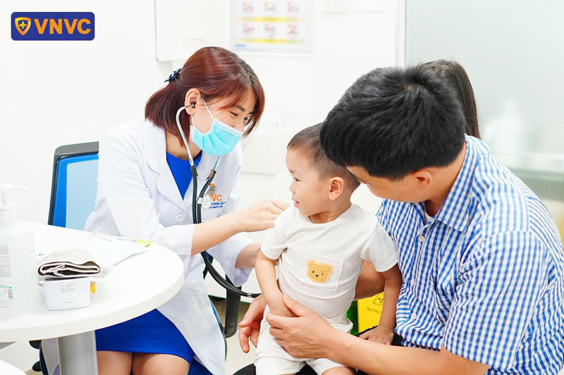 khám sàng lọc trước tiêm chủng cho bé trai