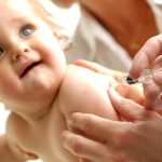 Tiêm vắc xin thủy đậu cho bé 4 tuổi được không, có bị sốt không?