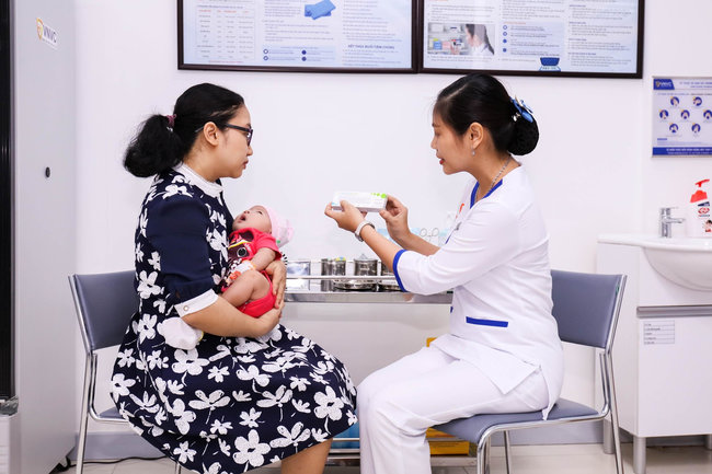 bé gái đầu tiên tiêm mũi hexaxim tại vnvc