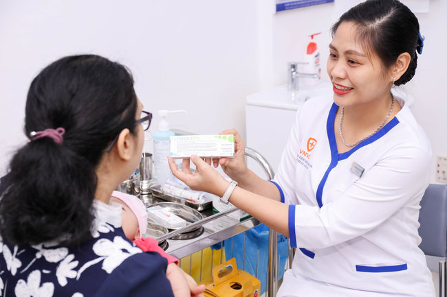 kiểm tra thông tin vắc xin trước khi tiêm
