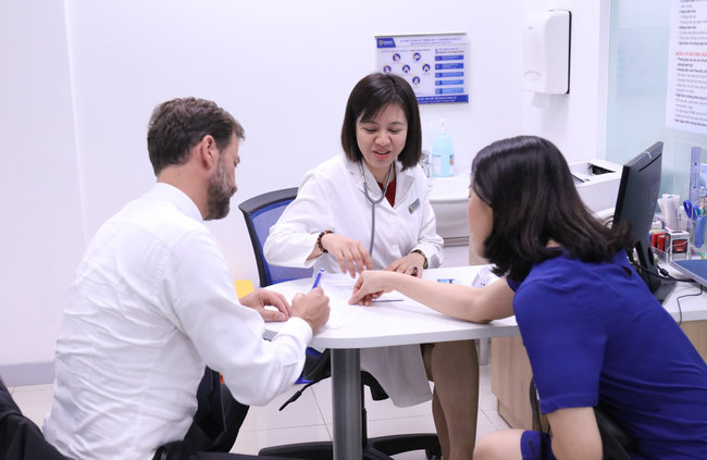 ông thomas gaudry trải nghiệm dịch vụ tại vnvc