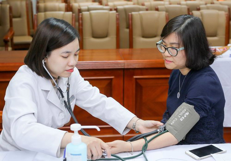 bác sĩ khám sàng lọc trước khi tiêm vắc xin