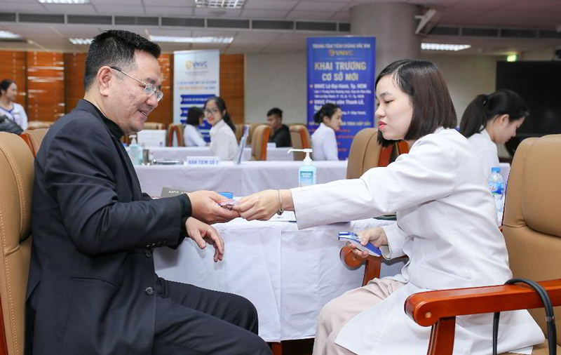 kiểm tra sức khỏe trước khi tiêm chủng