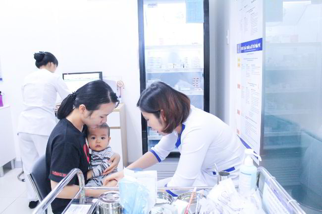 bé tiêm phòng vắc xin 5 trong 1