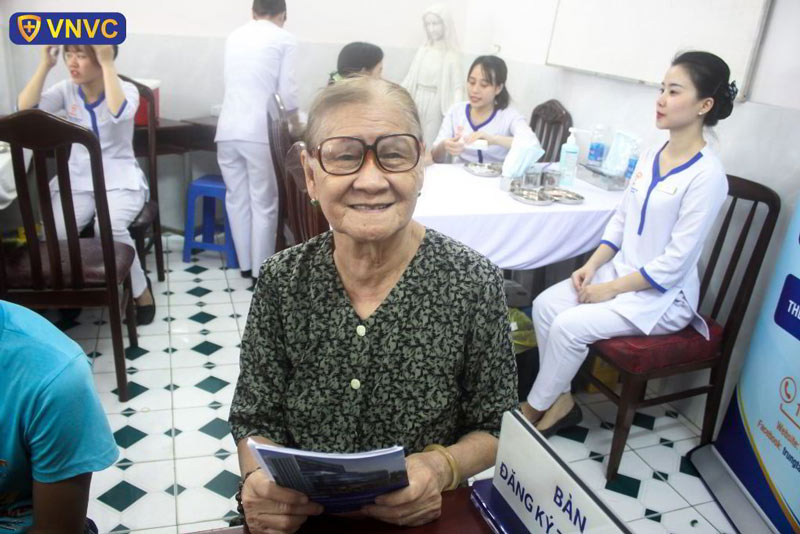 tiêm phòng cho các cụ già neo đơn