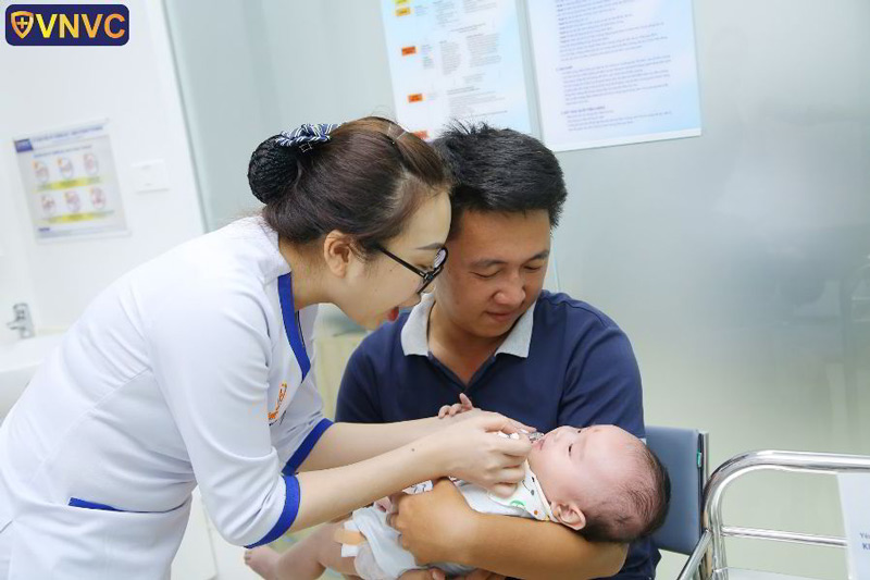 nhỏ vắc xin cho trẻ sơ sinh