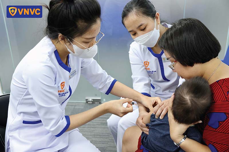 tiêm ngừa vắc xin quai bị cho trẻ