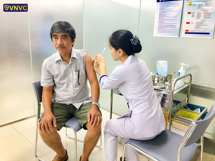 tiêm phế cầu 13 cho người lớn tuổi