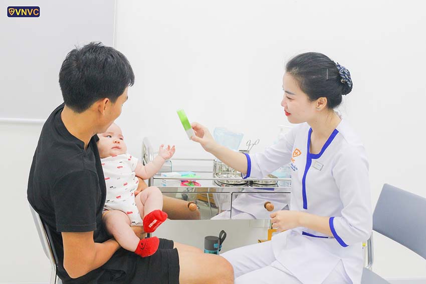 kiểm tra vắc xin tại vnvc