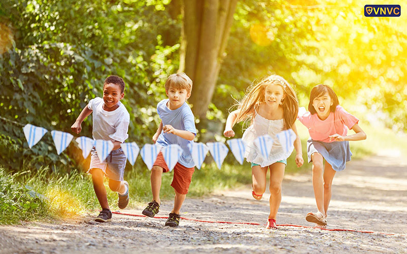 Tiêm phòng bại liệt giúp trẻ an toàn khám phá mọi thứ xung quanh