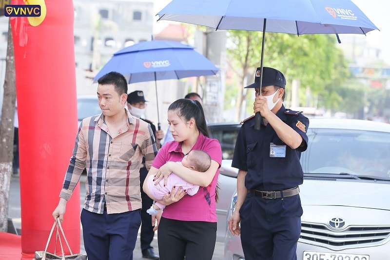 đưa trẻ đi tiêm phòng