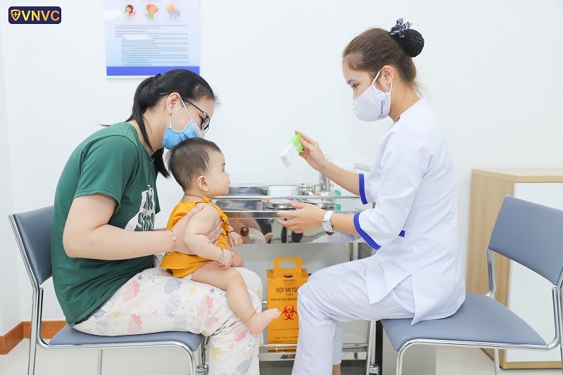 tiêm phòng cho bé