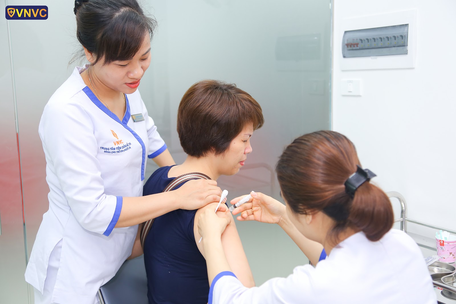Nhân viên y tế đối mặt nguy cơ lây nhiễm cao trong quá trình làm việc