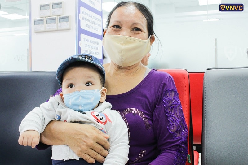 đưa bé đi tiêm phòng tại vnvc