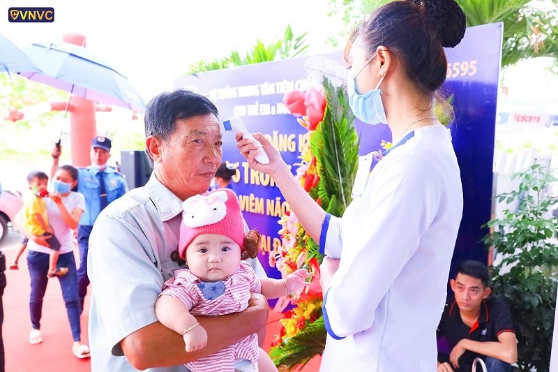 kiểm tra nhiệt độ và khử khuẩn trước tiêm chủng