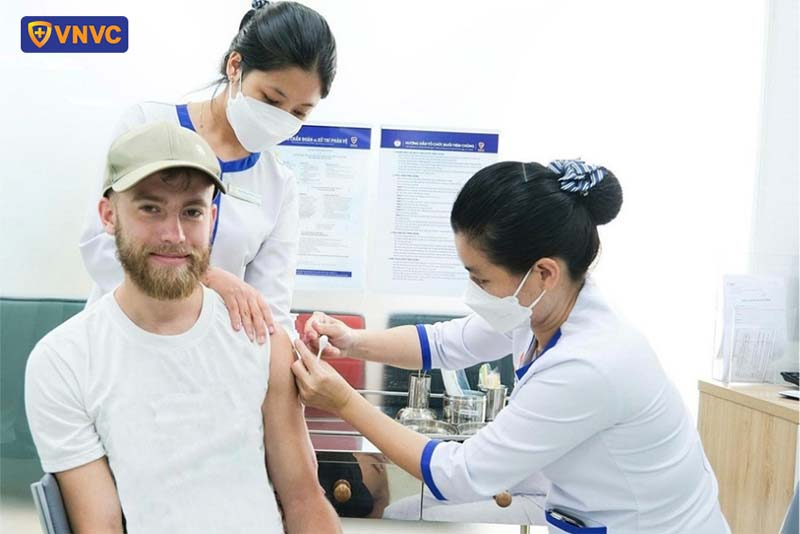 tiêm vắc xin cho người nước ngoài