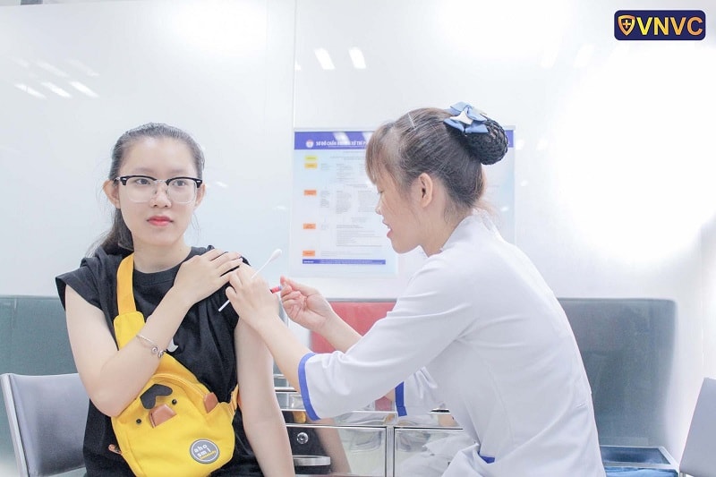Tiêm nhắc vắc xin phòng bạch hầu uốn ván ho gà