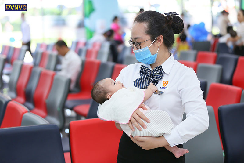 đưa trẻ sơ sinh đi tiêm phòng