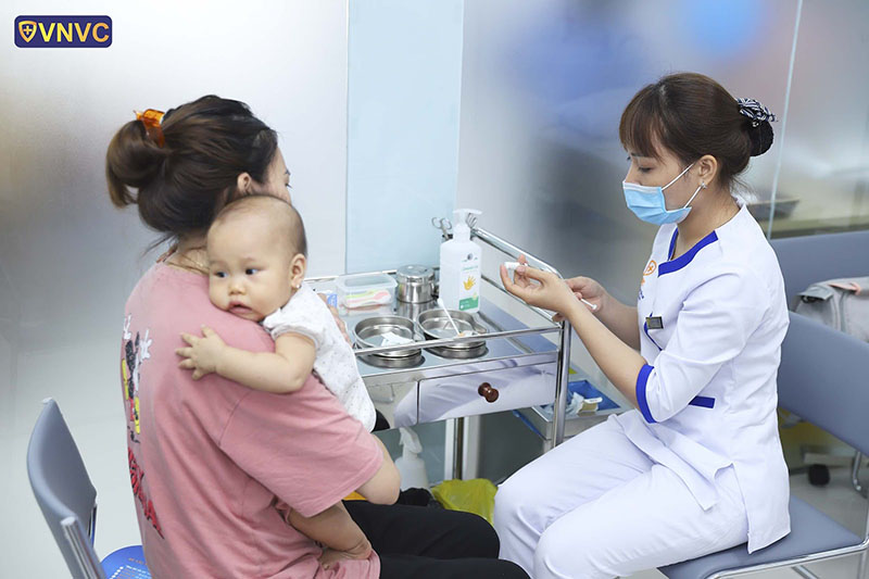tiêm vắc xin để phòng ngừa viêm não