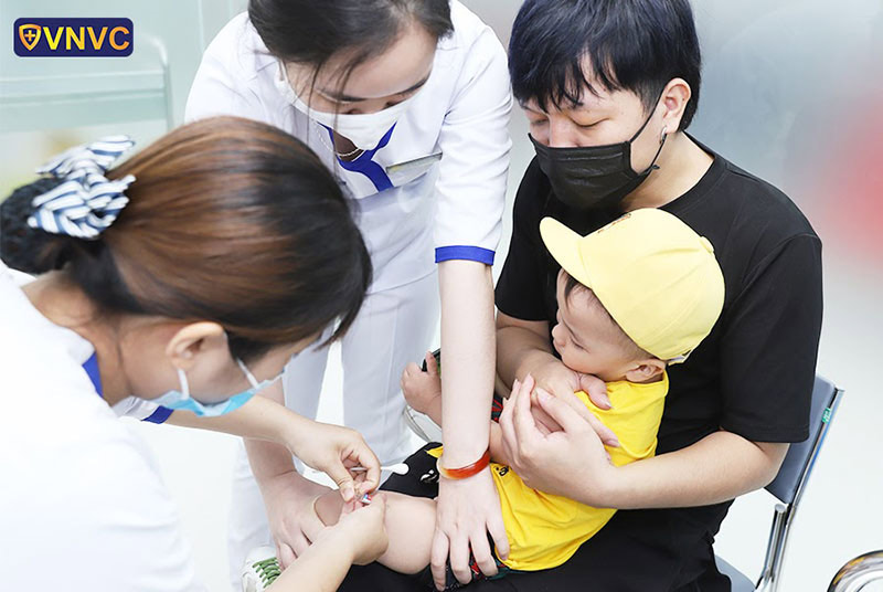 trẻ tiêm phòng vắc xin
