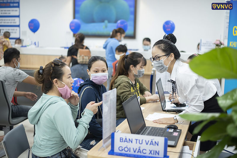 tư vấn cho khách hàng tiêm chủng