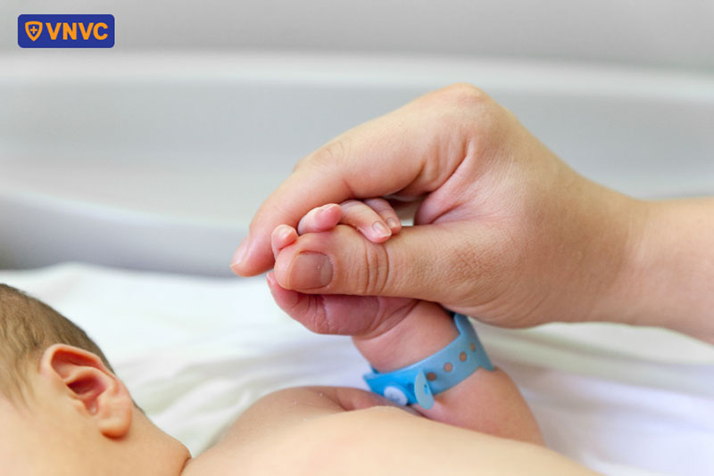 bé đang điều trị viêm màng não mủ