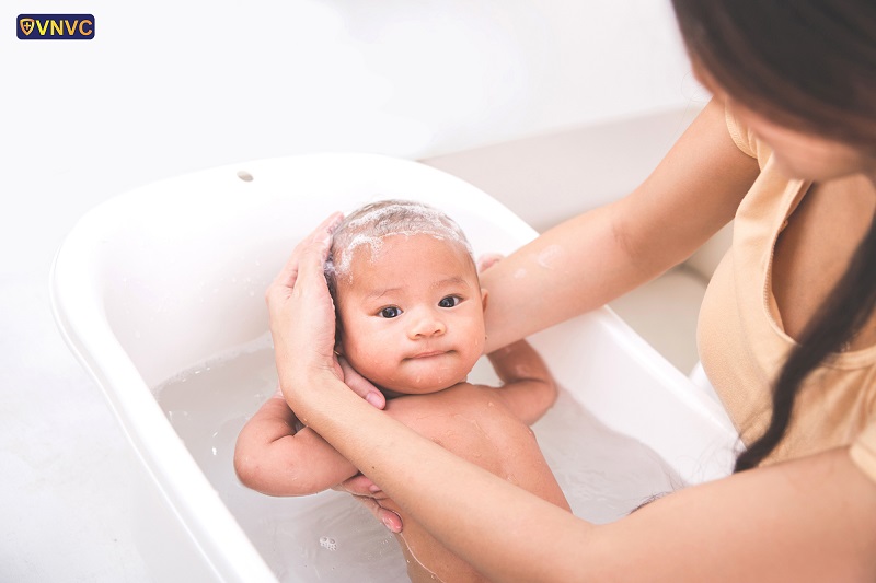 gội đầu phòng ngừa bệnh cứt trâu cho trẻ