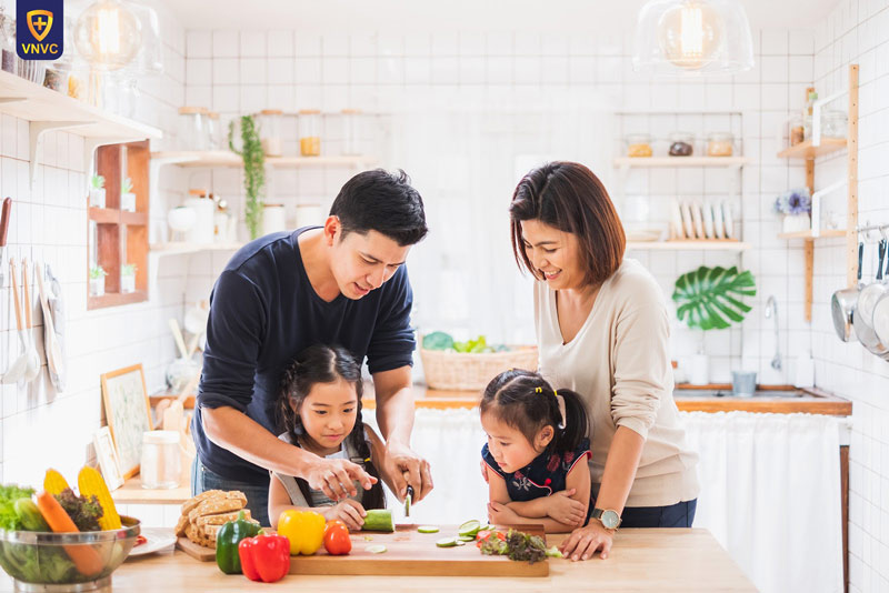 gia đình ăn uống dinh dưỡng