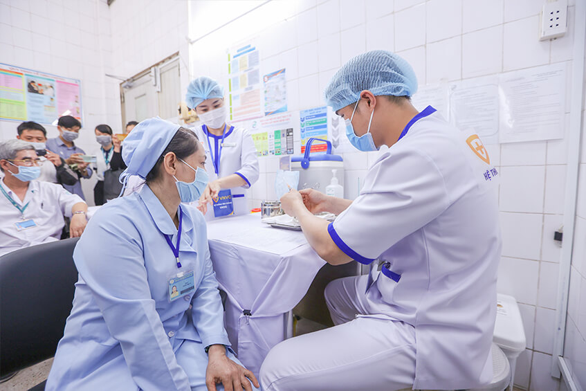 tiem vacxin covid-19 dau tien