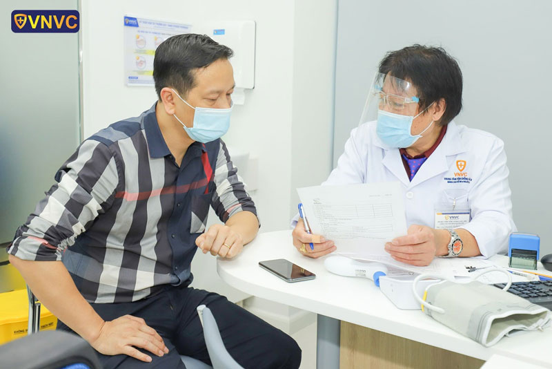 khach hang kham sang loc truoc khi tiem vac xin