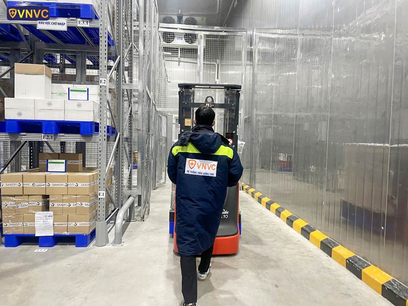 lo vac xin covid thu 6