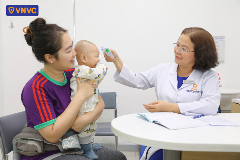 tiêm vắc xin cho trẻ tại vnvc đức trọng