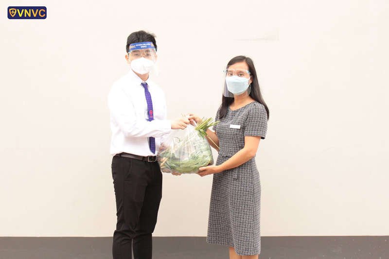 vnvc tang rau cu cho nhan vien mua dich