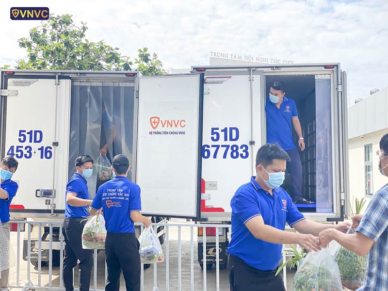 vnvc tang rau cu cho nhan vien mua dich