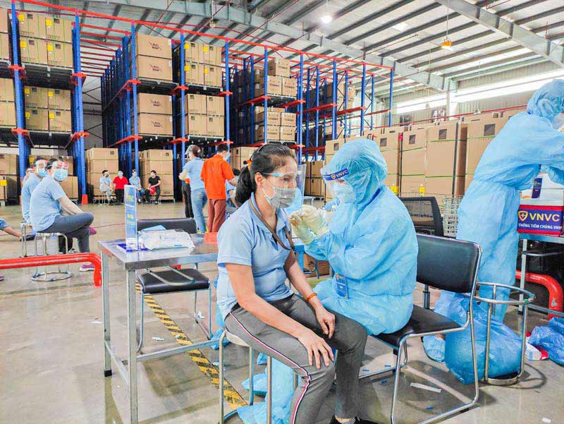 tiêm vắc xin phòng covid cho công nhân