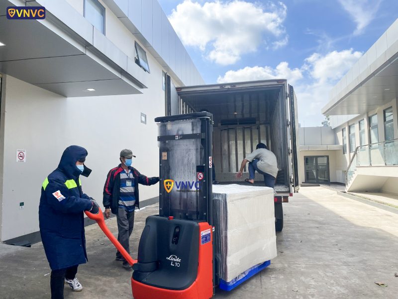 vnvc bàn giao vắc xin covid cho bộ y tế