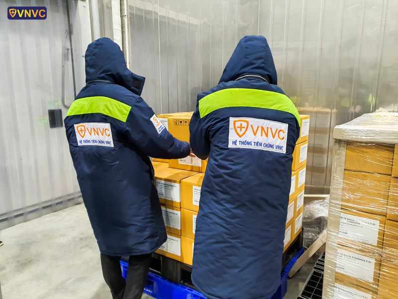 vnvc bàn giao vắc xin covid cho bộ y tế