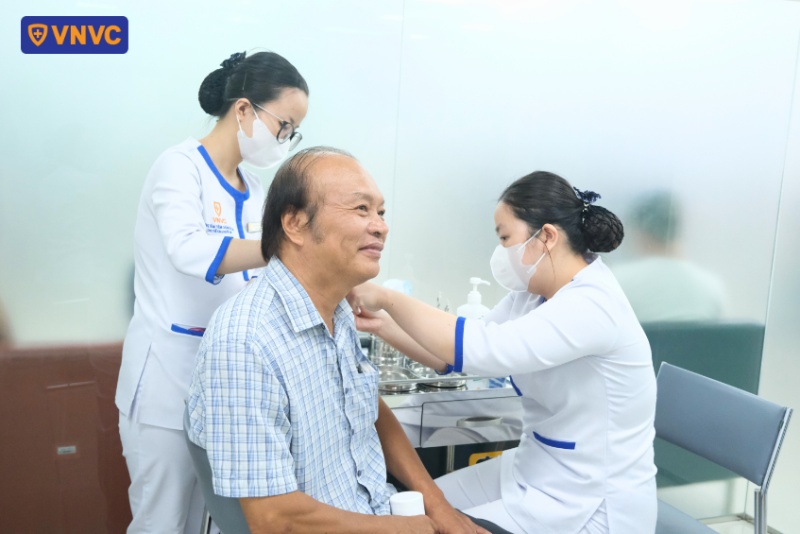 tiêm vaccine cúm cho người già