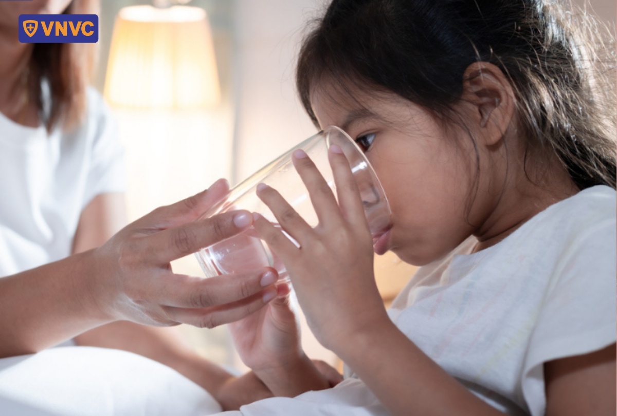 giúp trẻ uống đủ nước
