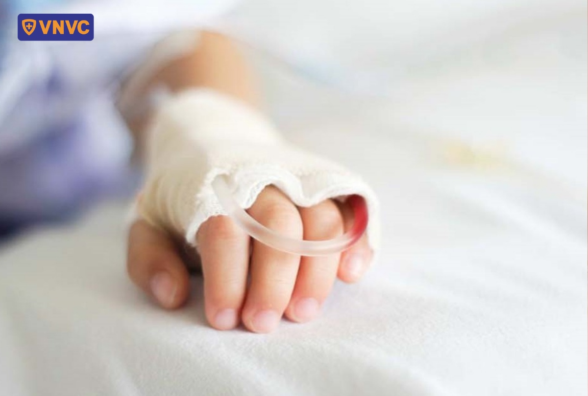 trẻ bị sốt xuất huyết nhập viện