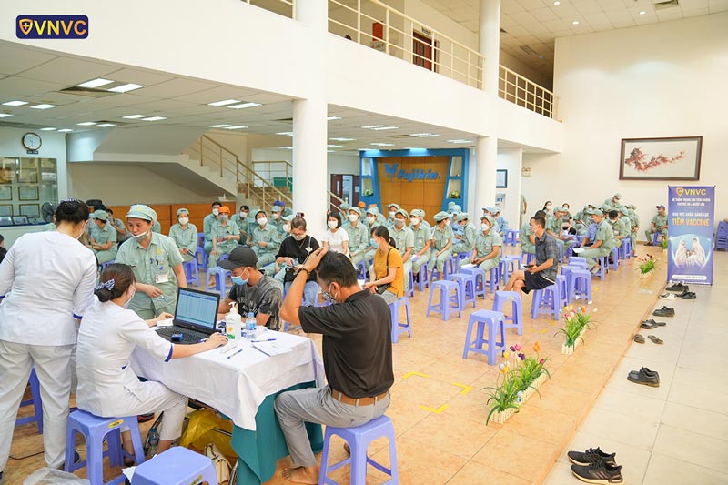tiêm cúm cho công nhân