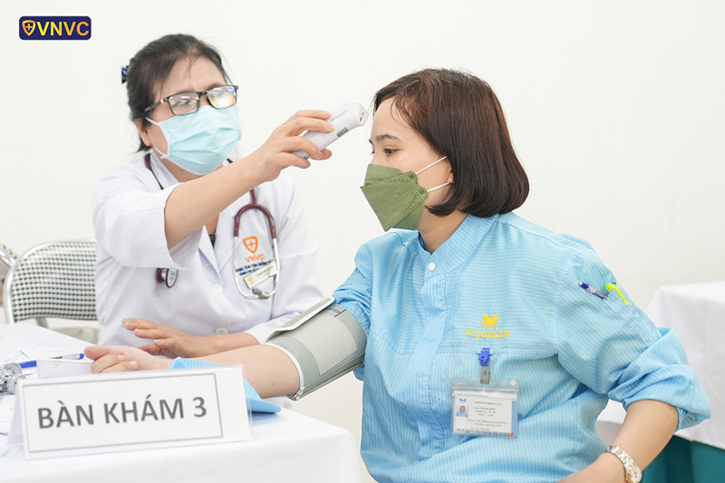 tiêm cúm cho công nhân