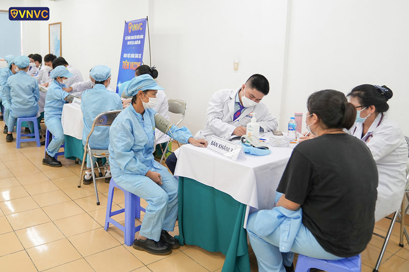 tiêm cúm cho công nhân