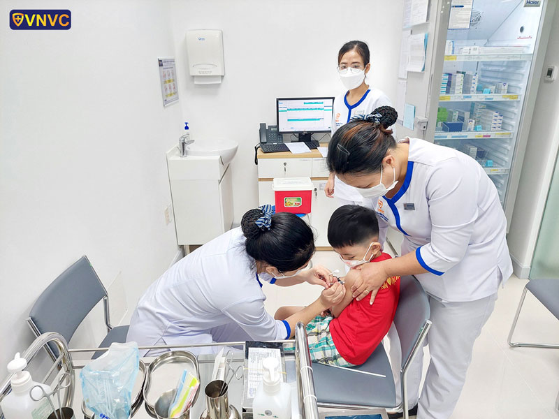 chích ngừa cho trẻ trở lại trường