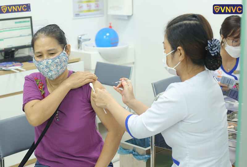 tiêm vắc xin phòng viêm màng não