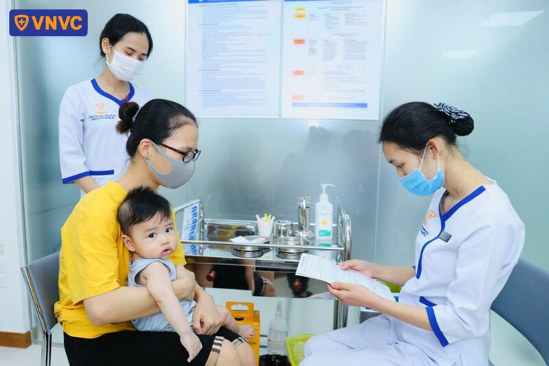 bác sĩ tư vấn trước tiêm cho trẻ nhỏ