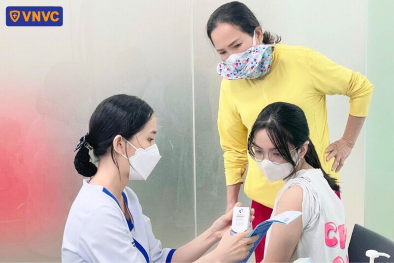 đo huyết áp trước khi tiêm chủng