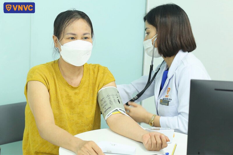 đo huyết áp trước tiêm cho người trưởng thành